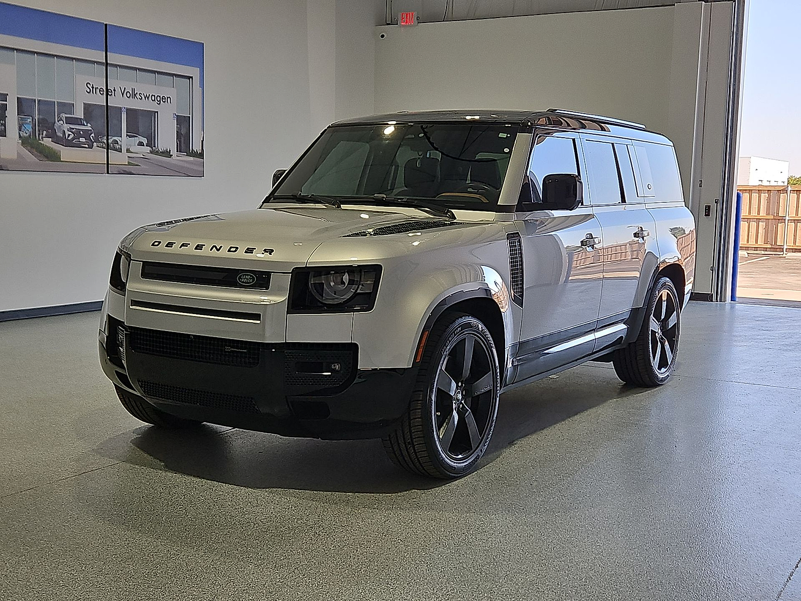2023 Land Rover Defender 130 X-Dynamic SE - 3