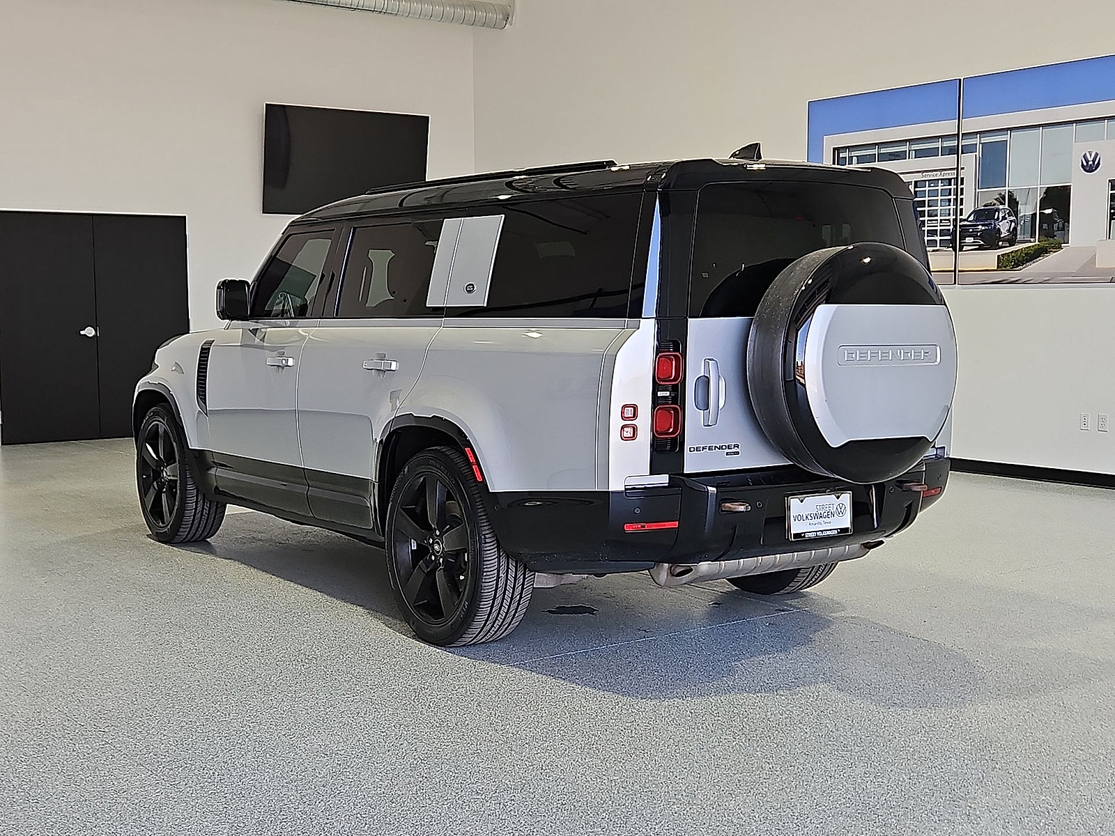 2023 Land Rover Defender 130 X-Dynamic SE - 5