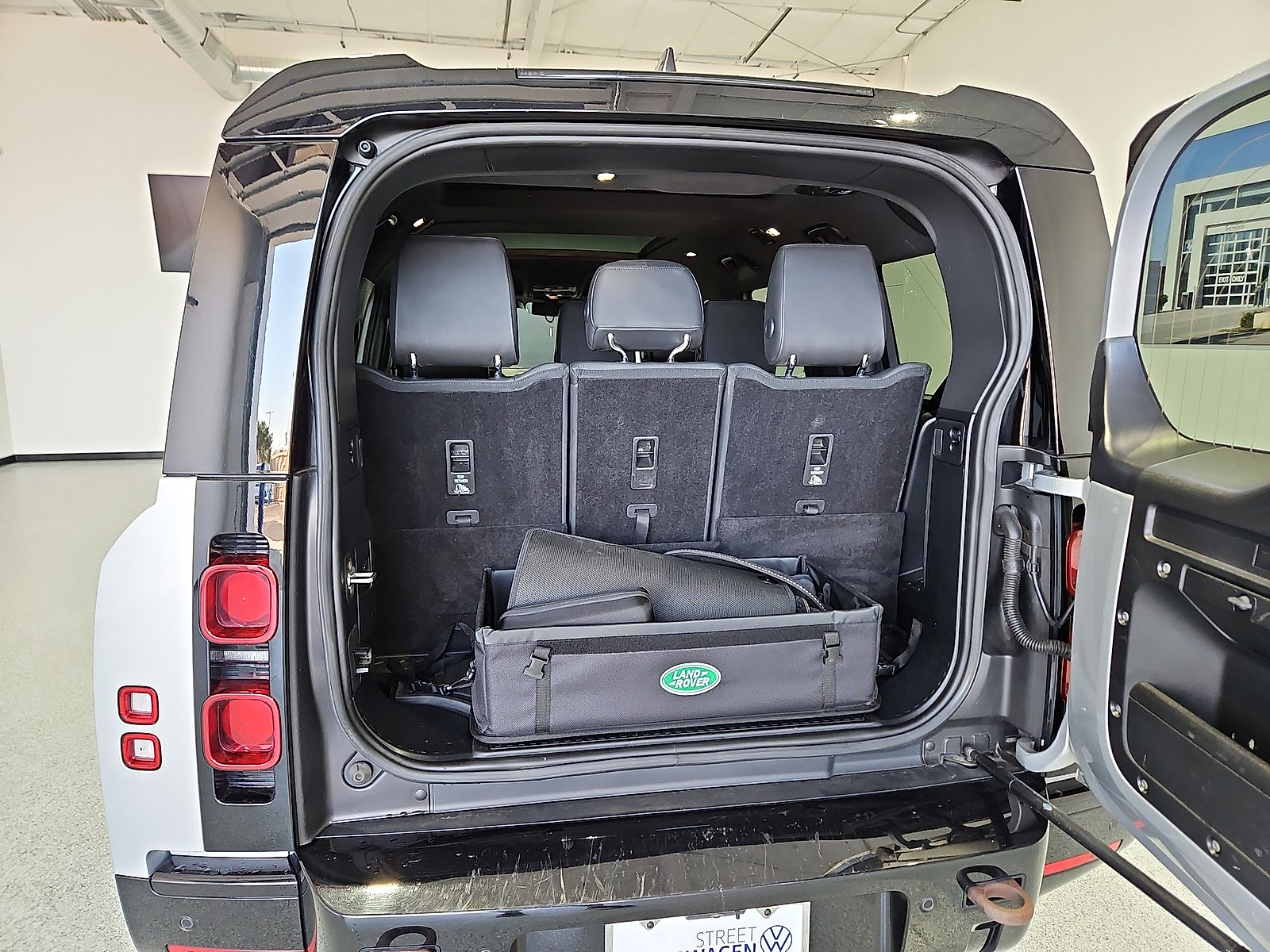 2023 Land Rover Defender 130 X-Dynamic SE - 11