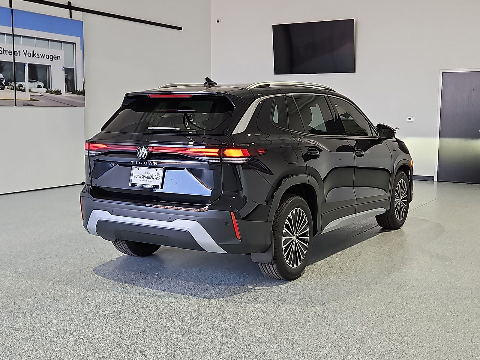 2026 Volkswagen Tiguan photo 8 of 22