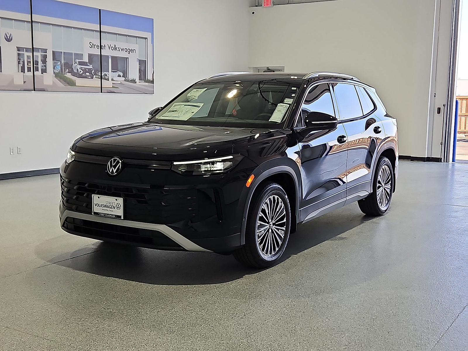 2026 Volkswagen Tiguan photo 4 of 22