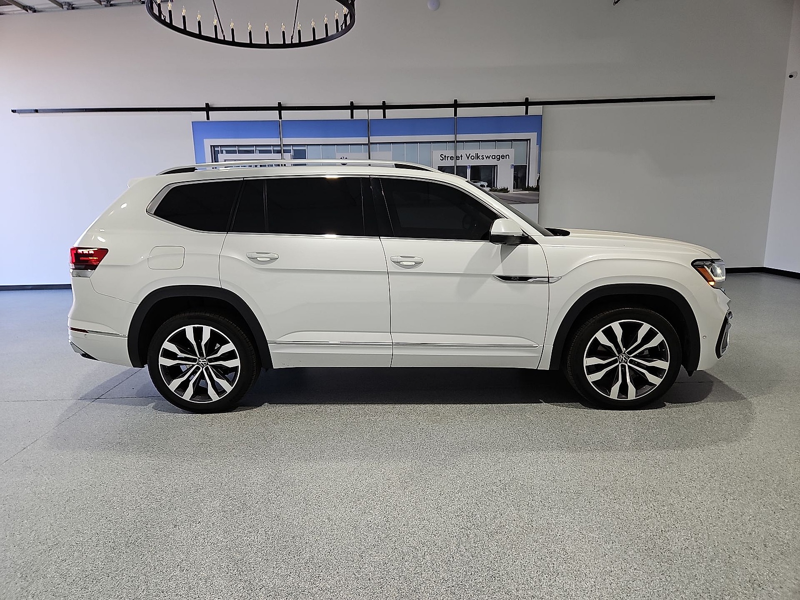 2023 Volkswagen Atlas photo 9 of 22