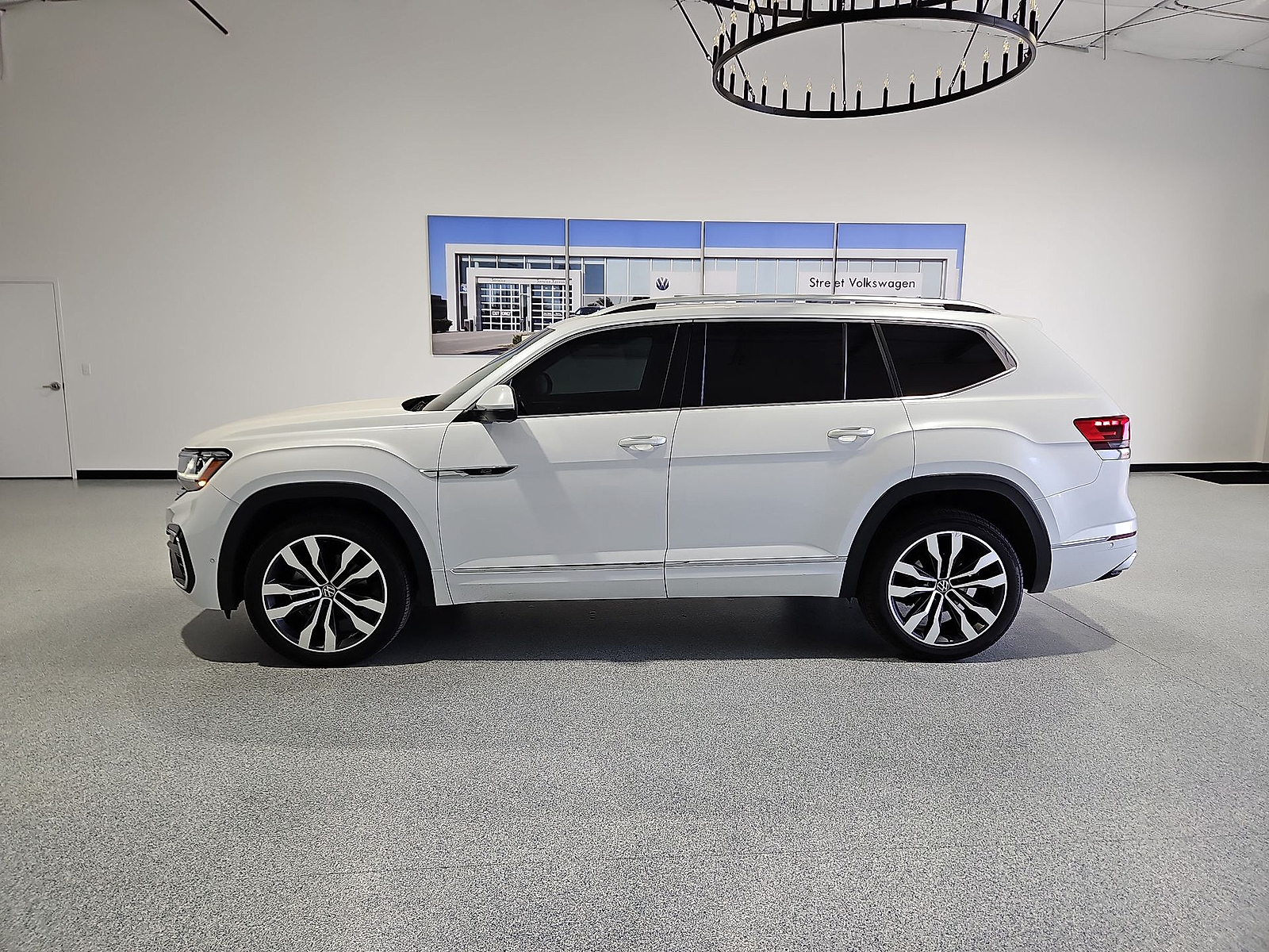 2023 Volkswagen Atlas photo 5 of 22
