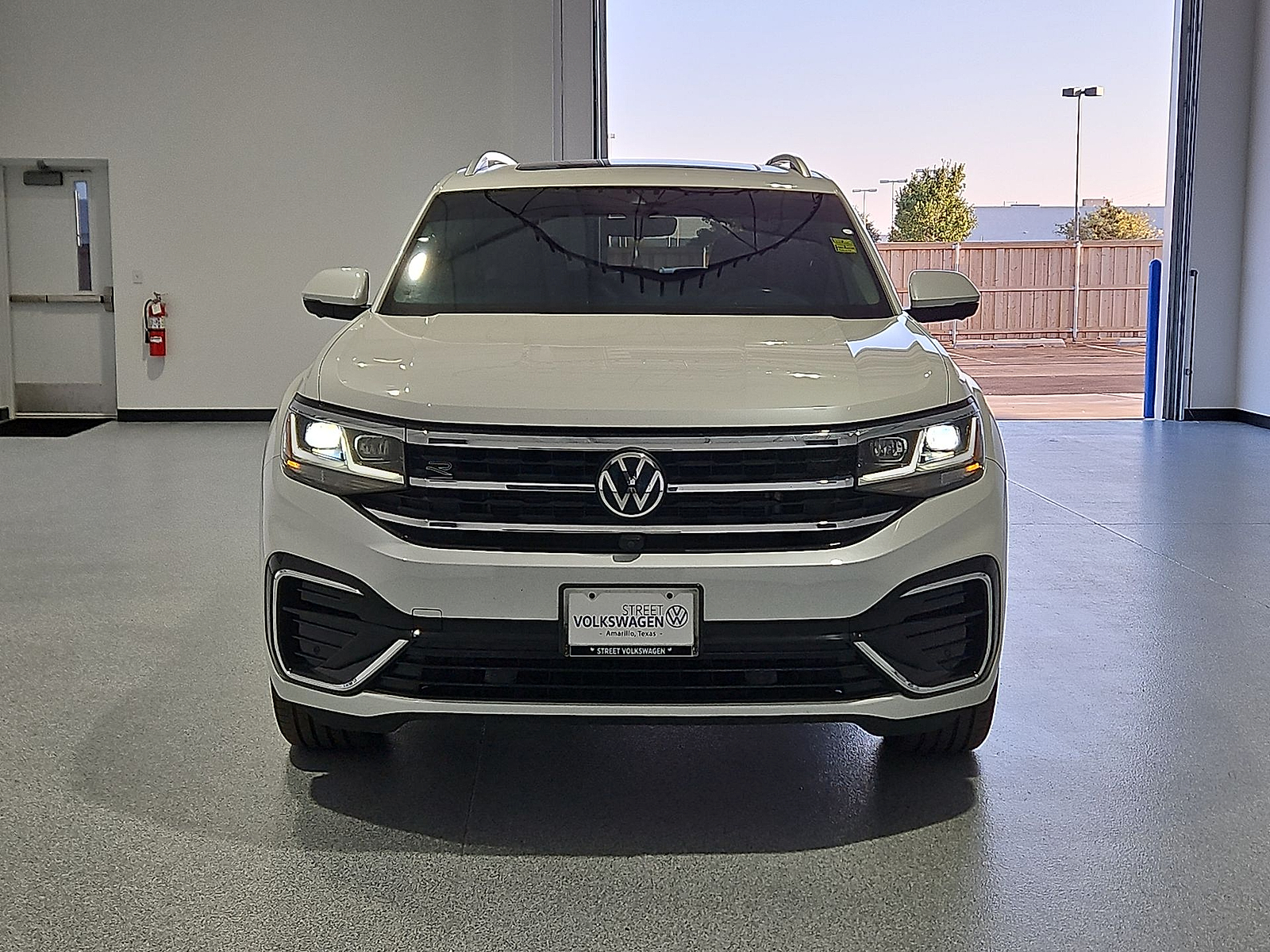 2023 Volkswagen Atlas photo 3 of 22