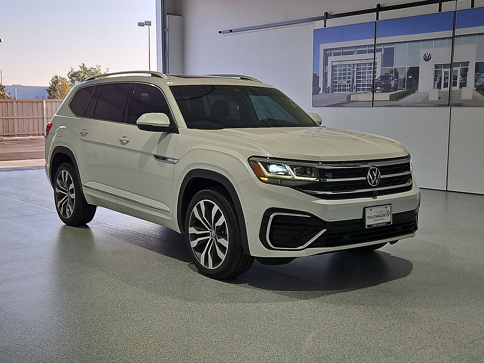 2023 Volkswagen Atlas photo 2 of 22
