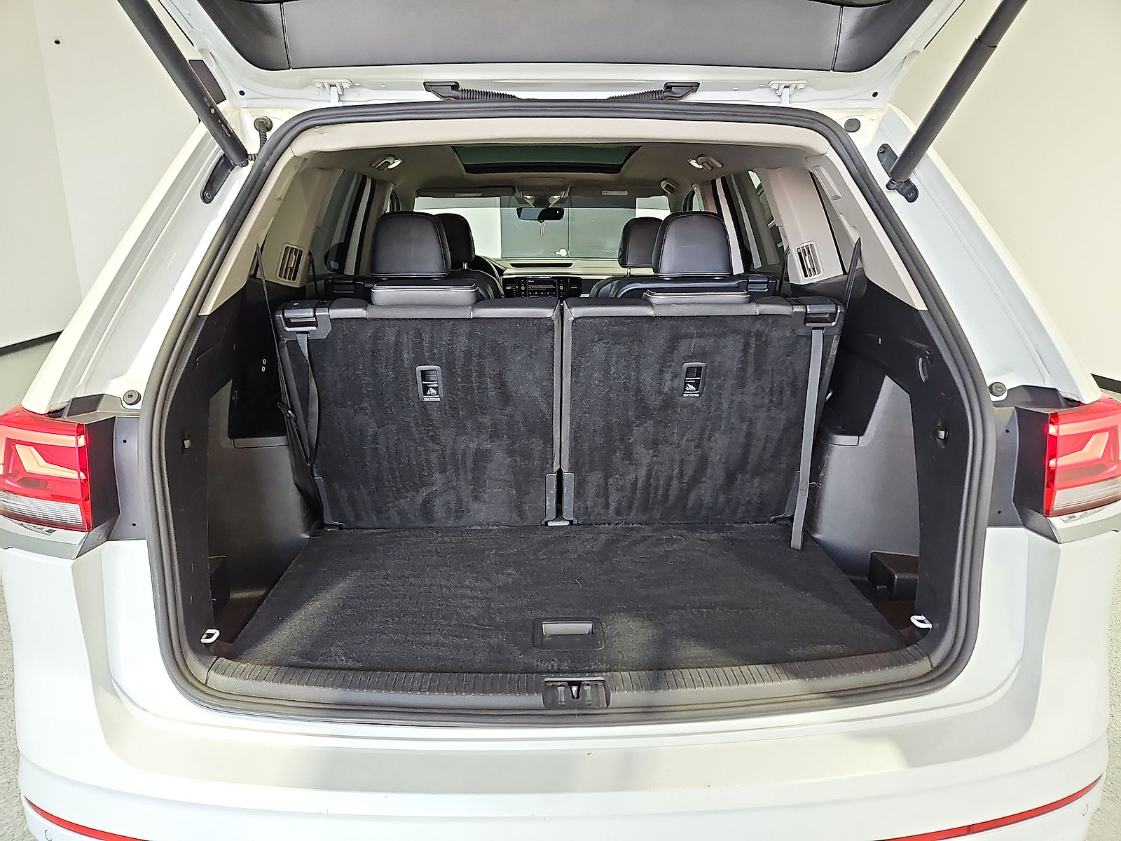 2023 Volkswagen Atlas photo 12 of 22