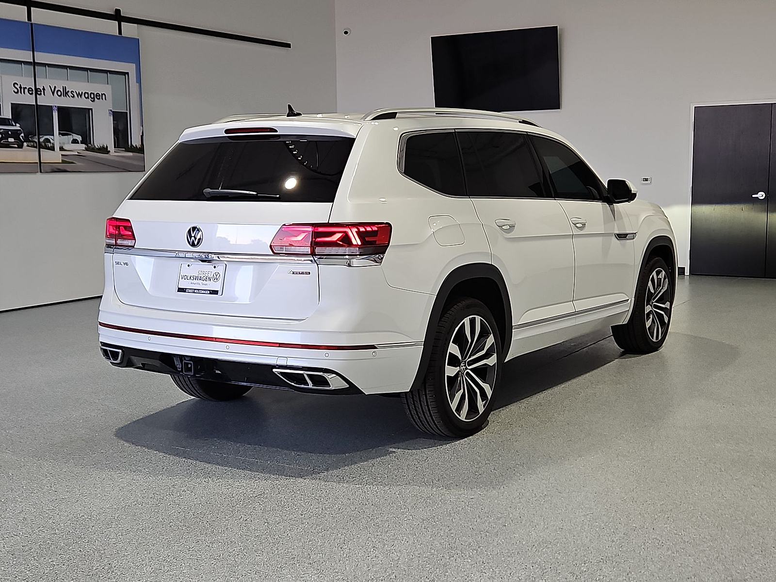 2023 Volkswagen Atlas photo 8 of 22