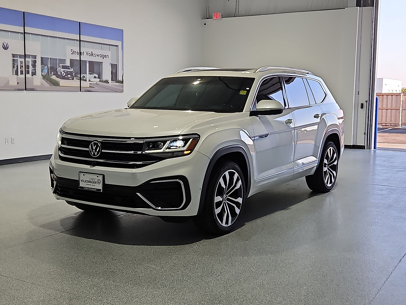 2023 Volkswagen Atlas photo 4 of 22