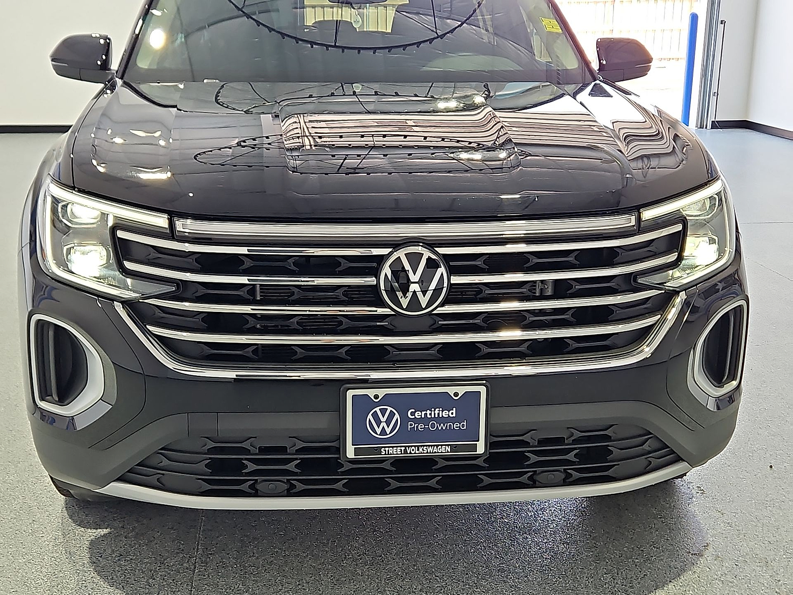 2024 Volkswagen Atlas 2.0T SE Deep Black at Bobby Duby Motors