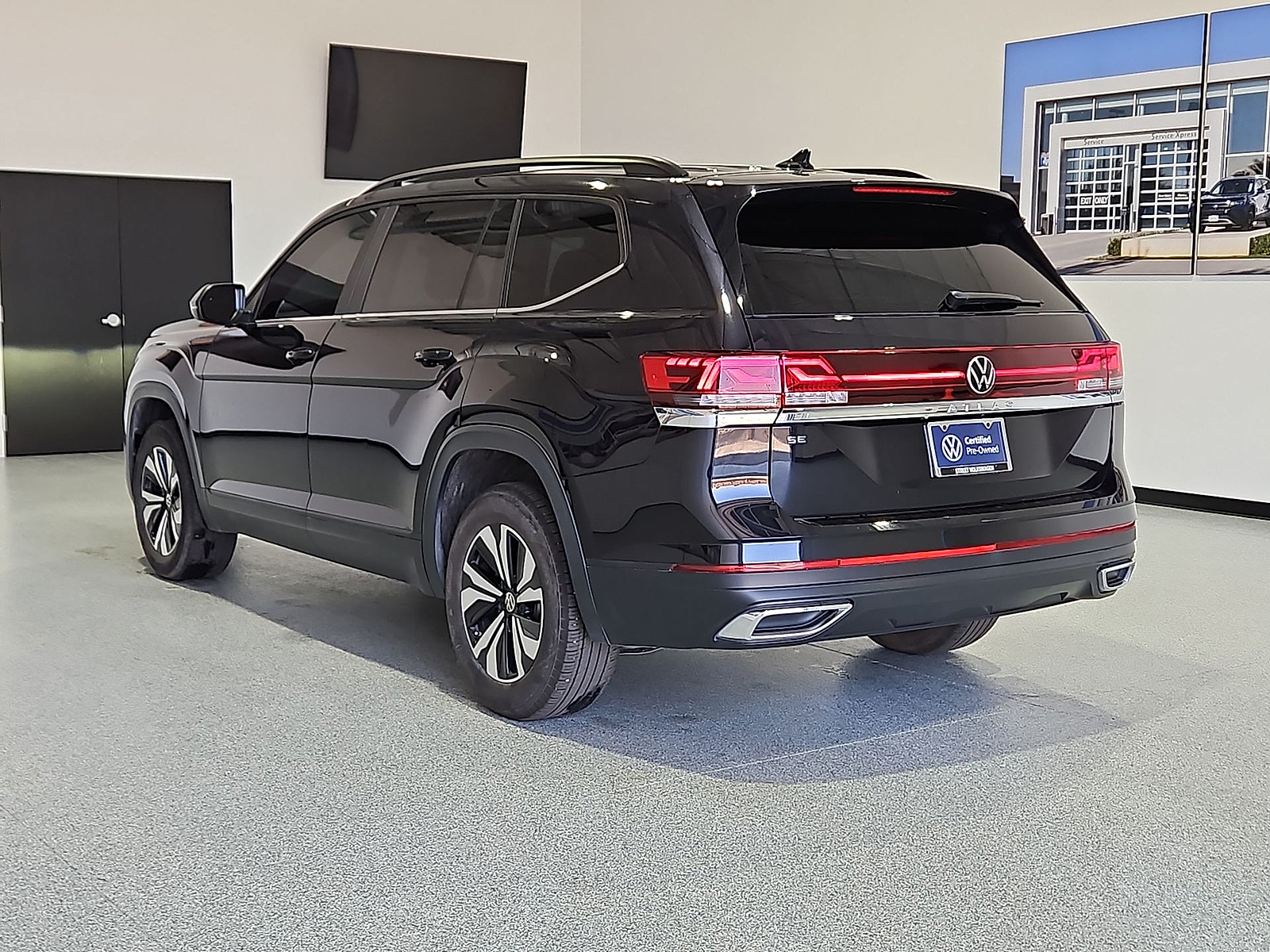 2024 Volkswagen Atlas 2.0T SE Deep Black at Bobby Duby Motors