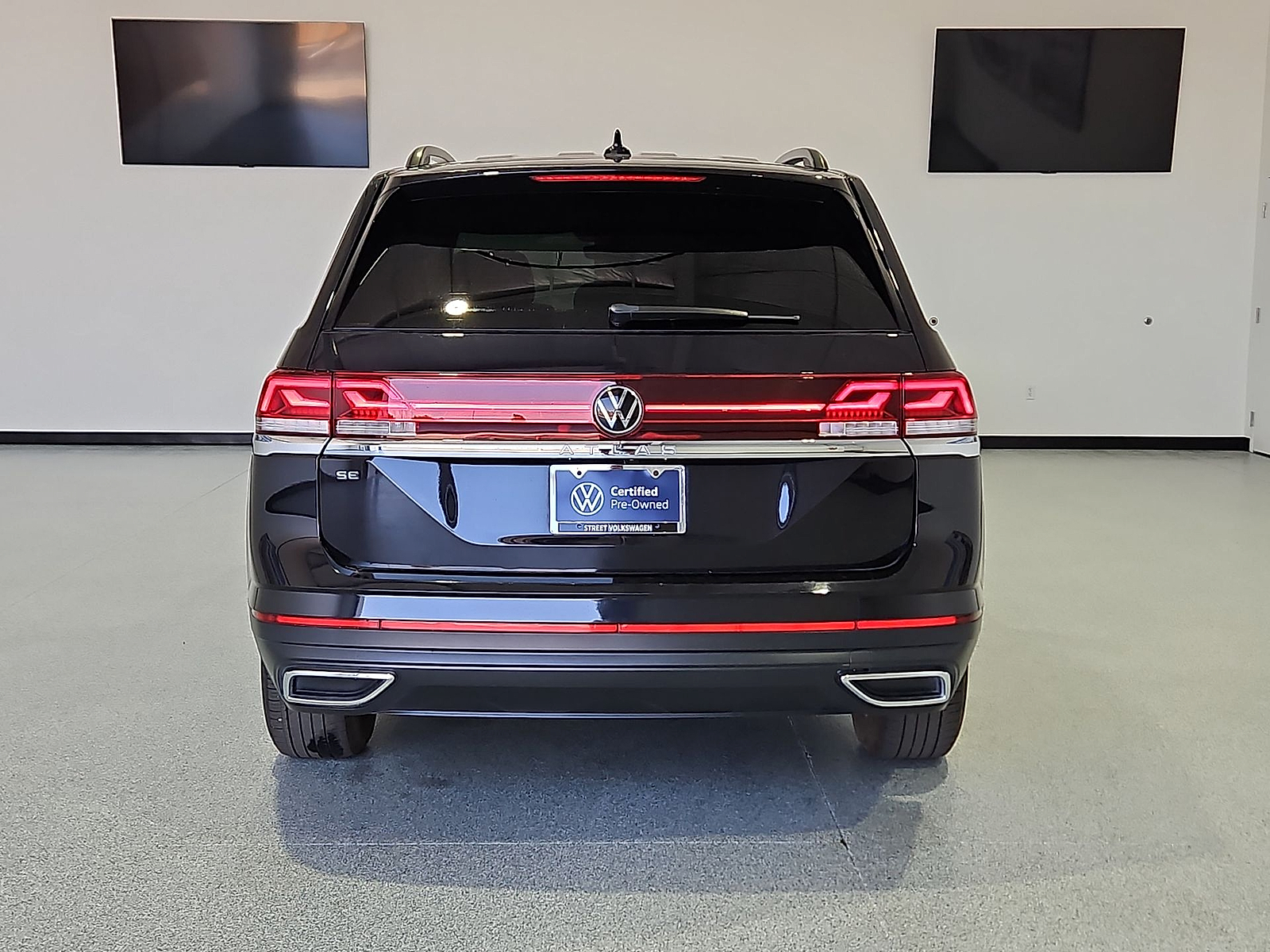2024 Volkswagen Atlas 2.0T SE Deep Black at Bobby Duby Motors