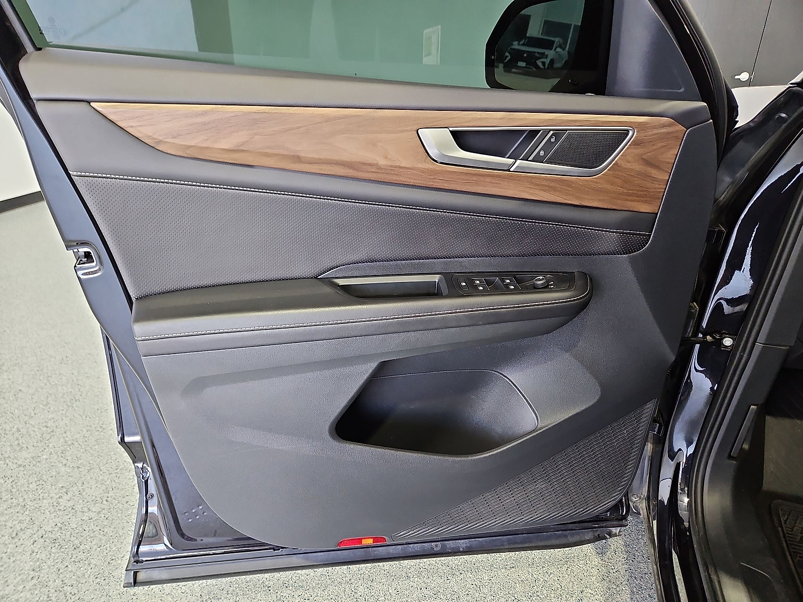 2024 Volkswagen Atlas 2.0T SE Deep Black at Bobby Duby Motors