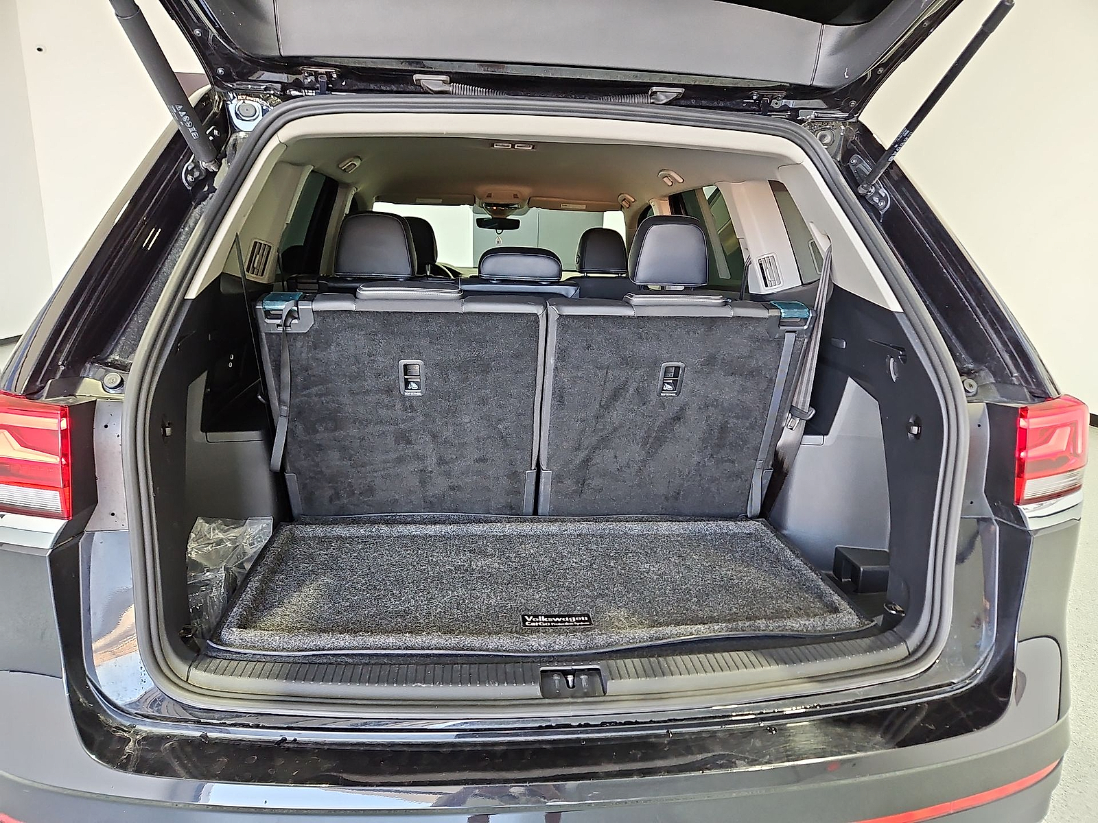 2024 Volkswagen Atlas 2.0T SE Deep Black at Bobby Duby Motors