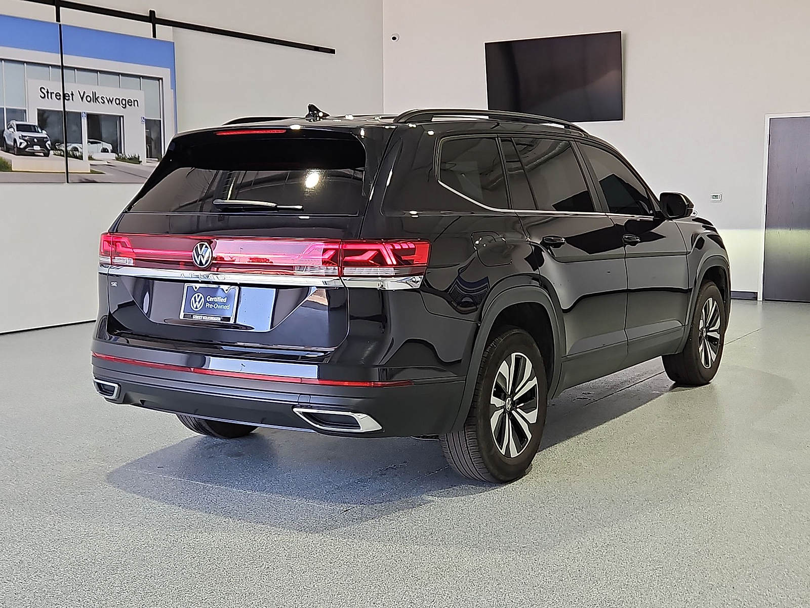 2024 Volkswagen Atlas 2.0T SE Deep Black at Bobby Duby Motors