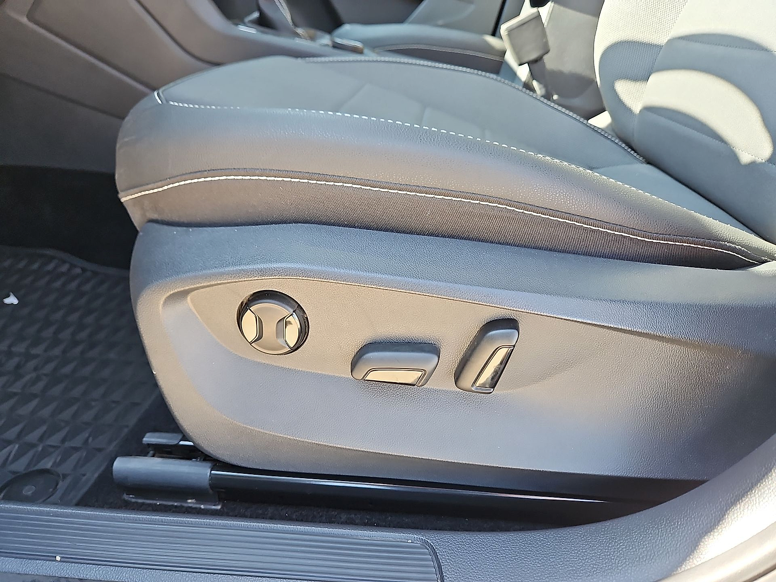 2024 Volkswagen Taos 1.5T SE Pyrite Silver Metallic at Street VW of Amarillo