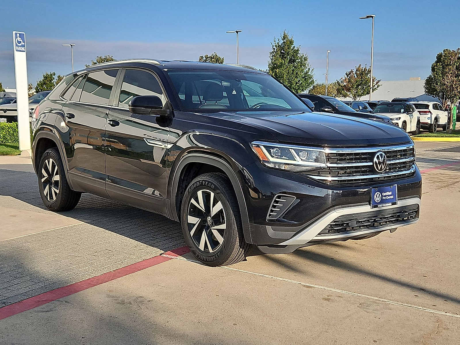 2023 Volkswagen Atlas Cross Sport photo 2 of 22