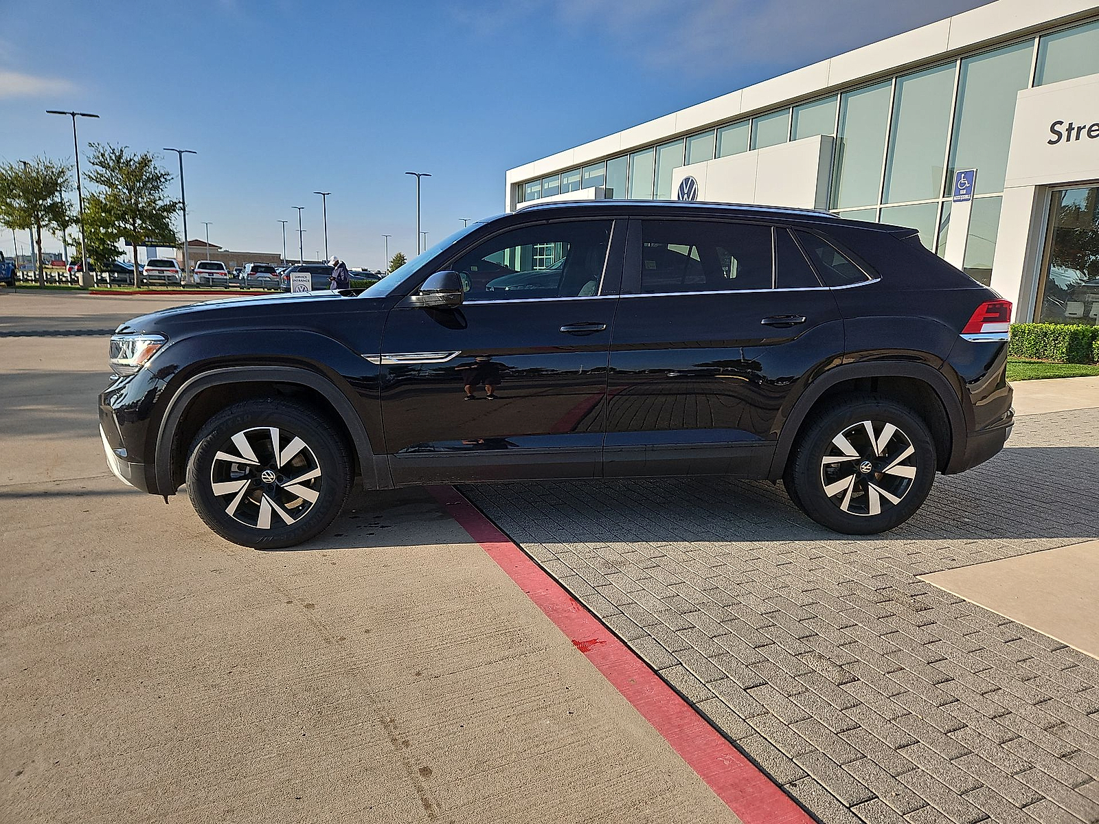 2023 Volkswagen Atlas Cross Sport photo 5 of 22