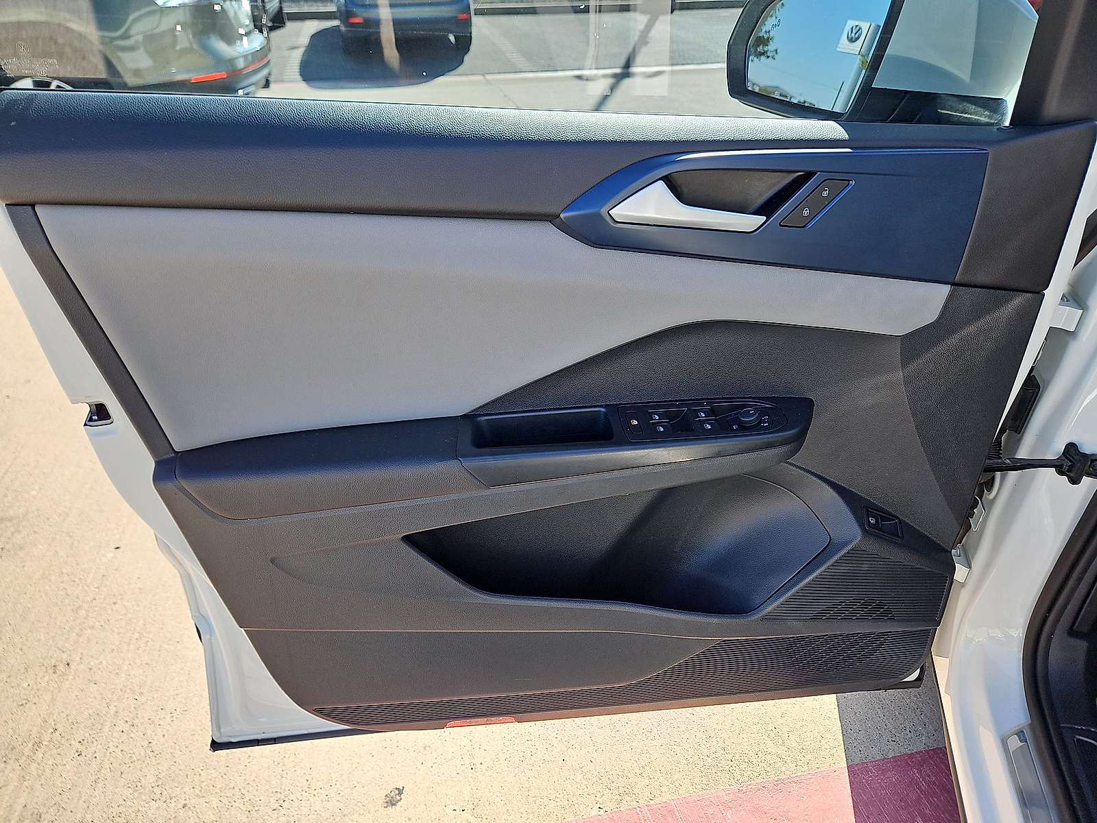 2023 Volkswagen Taos 1.5T SE Pure White at Street VW of Amarillo