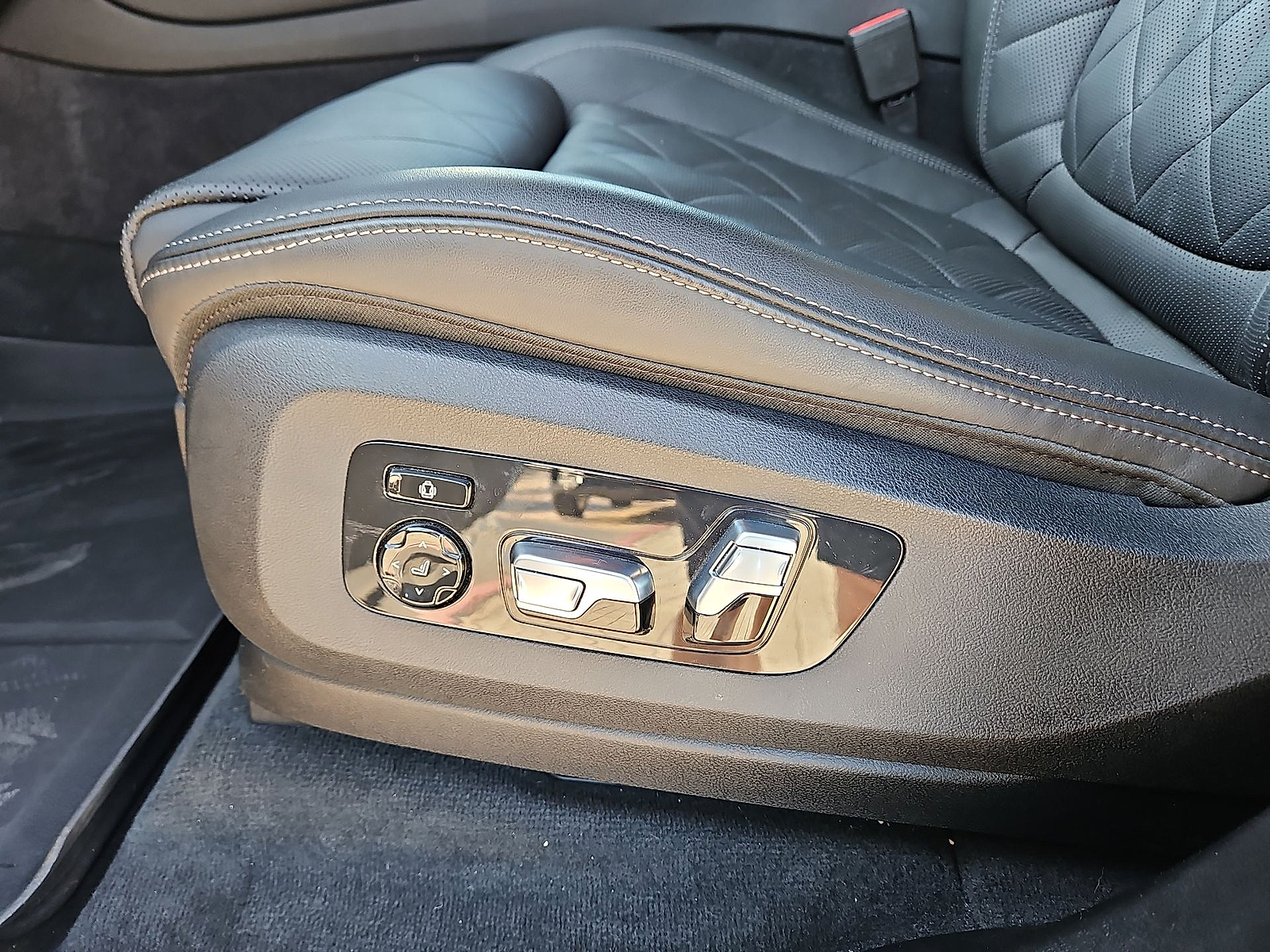 2024 BMW X5 M60i White Metallic at Bobby Duby Motors