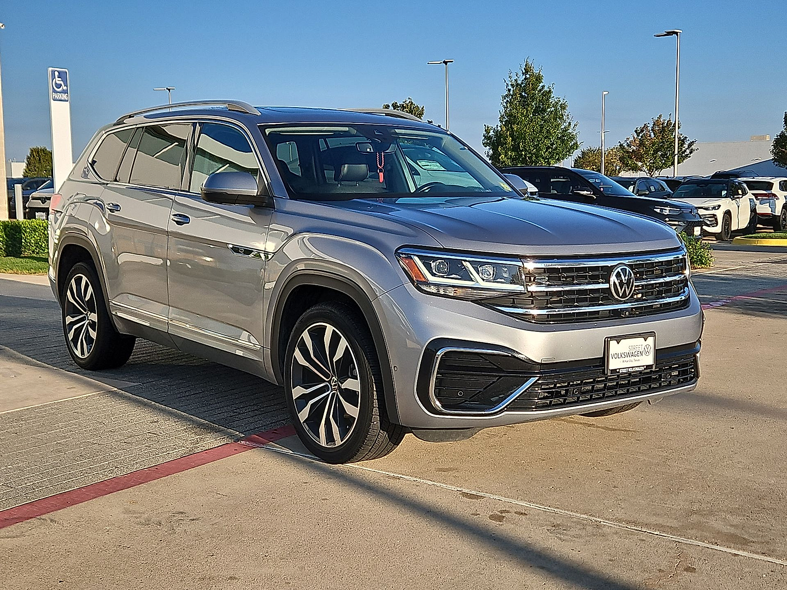 2021 Volkswagen Atlas photo 2 of 22
