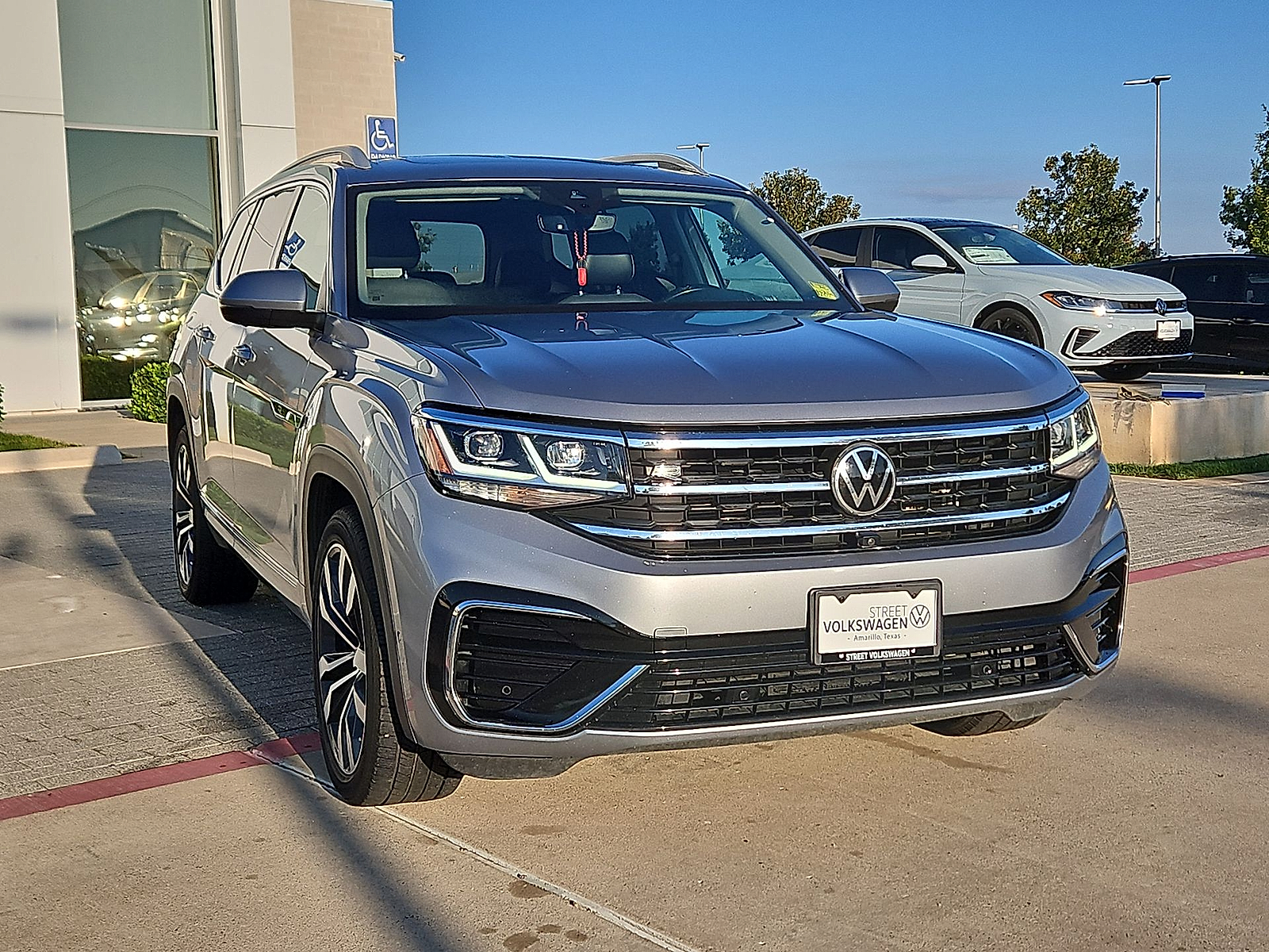 2021 Volkswagen Atlas photo 3 of 22