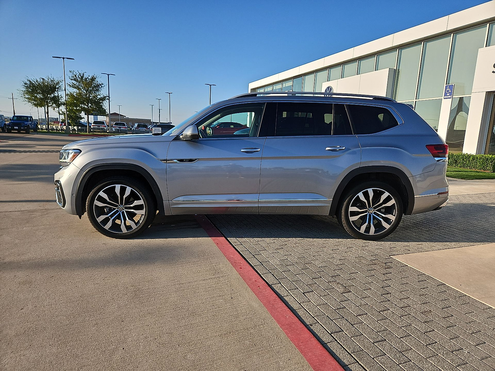 2021 Volkswagen Atlas photo 5 of 22