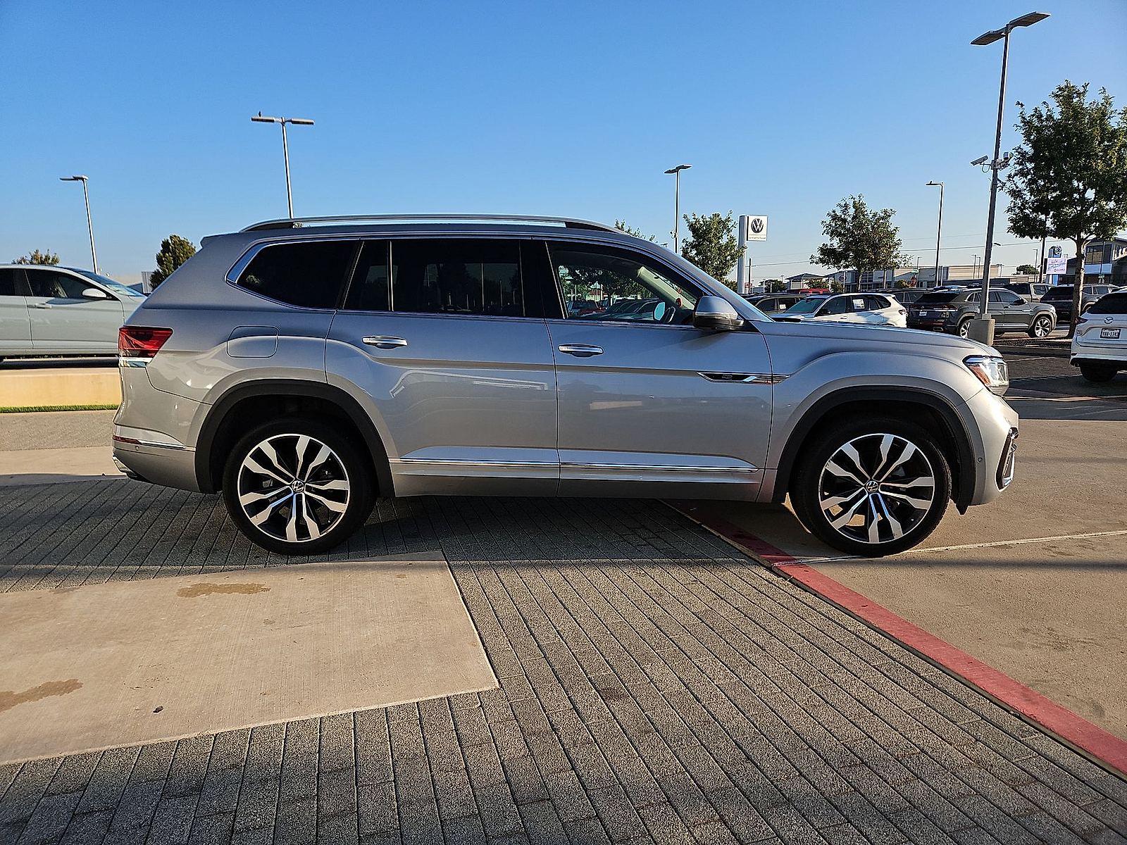 2021 Volkswagen Atlas photo 9 of 22