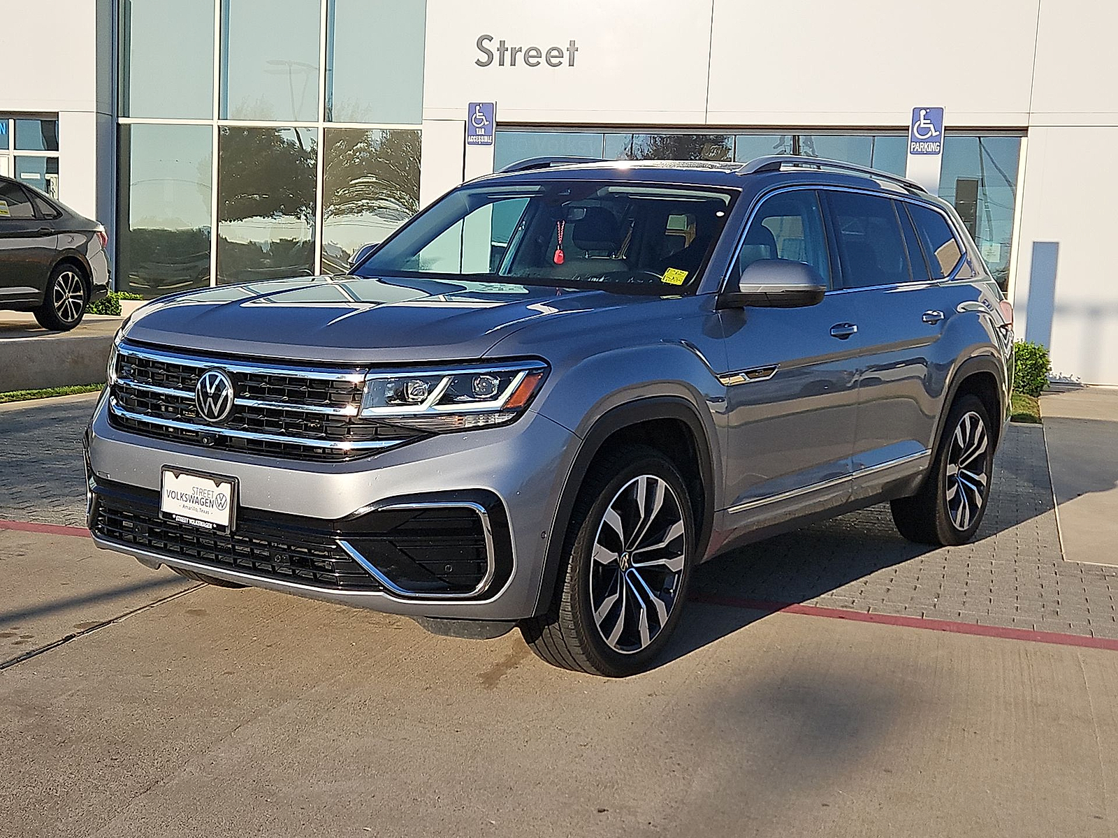 2021 Volkswagen Atlas photo 4 of 22