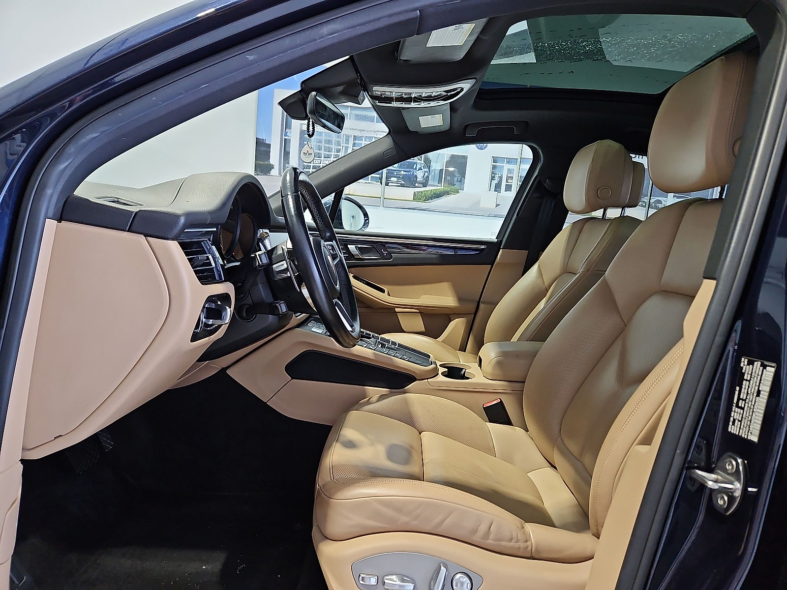 2019 Porsche Macan photo 16 of 22