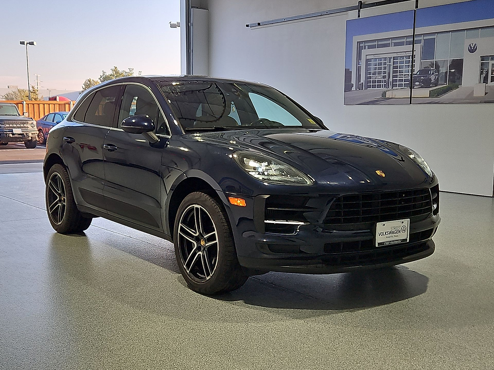 2019 Porsche Macan photo 2 of 22