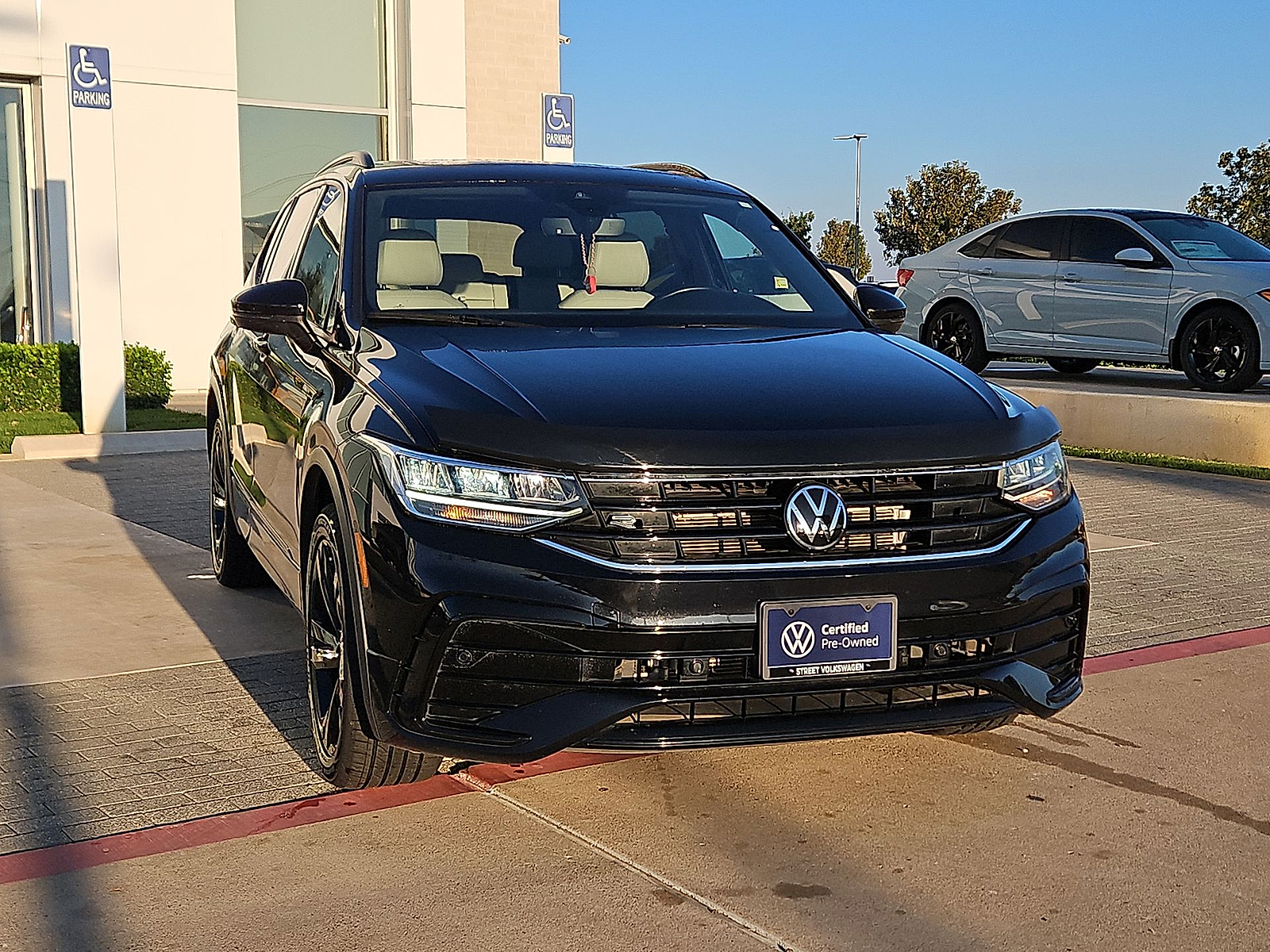 2024 Volkswagen Tiguan photo 3 of 22