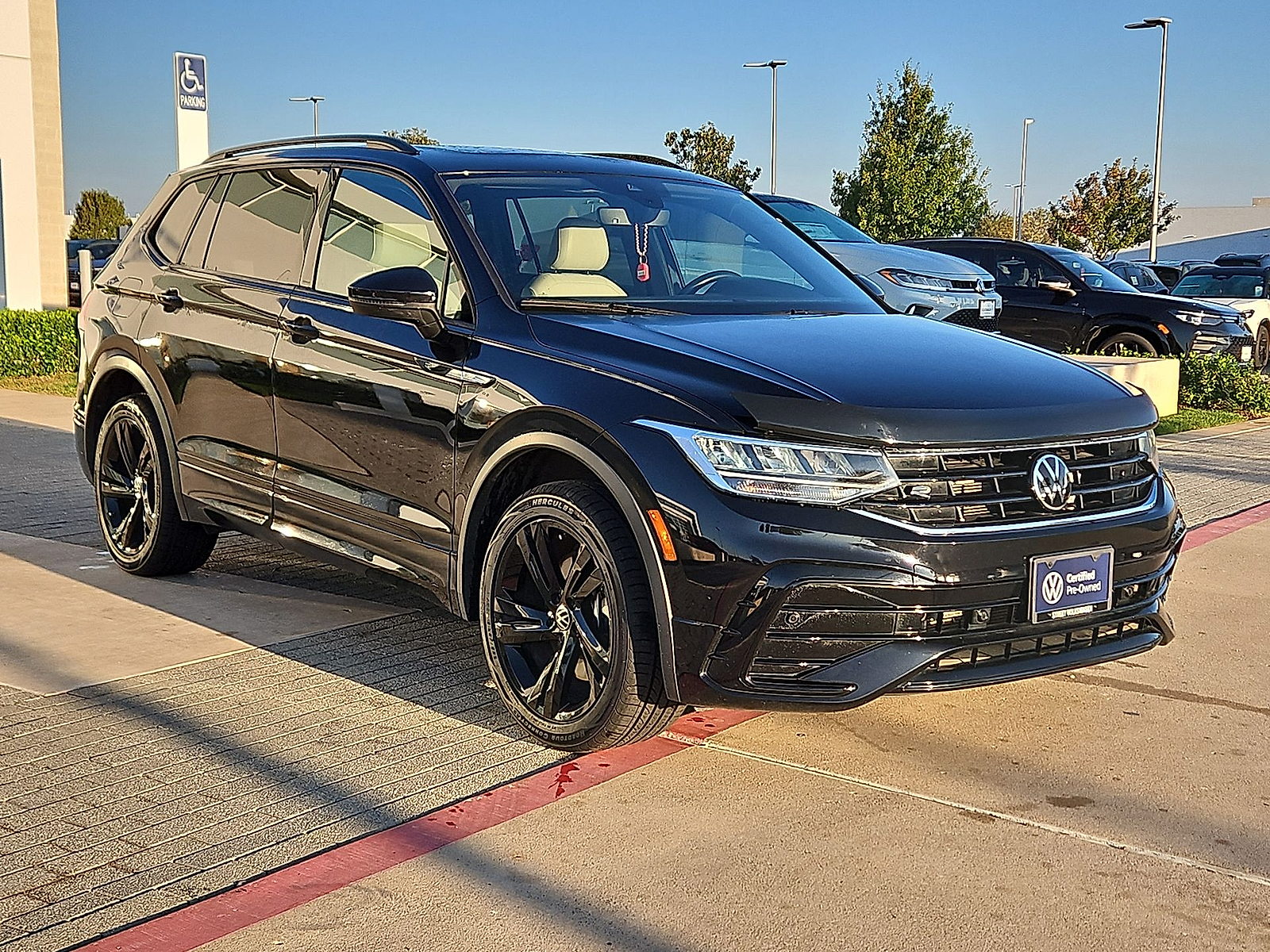 2024 Volkswagen Tiguan photo 2 of 22