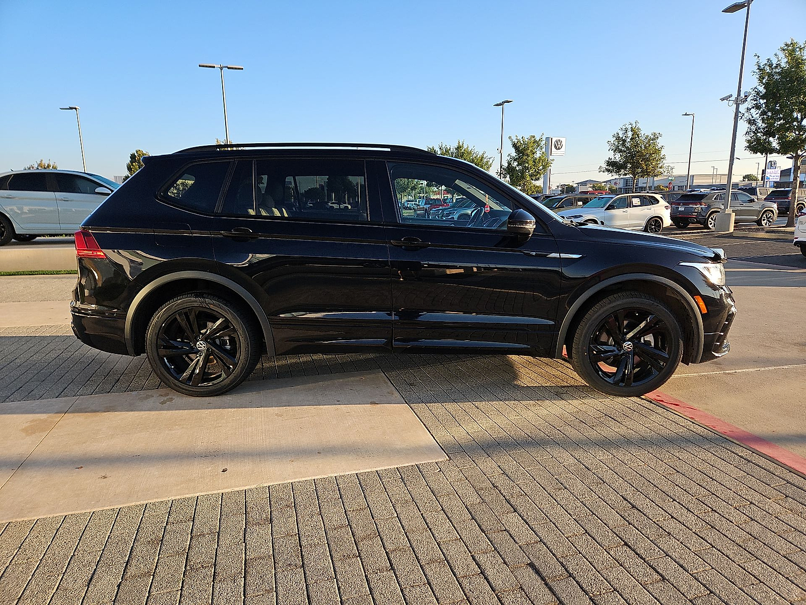 2024 Volkswagen Tiguan photo 9 of 22