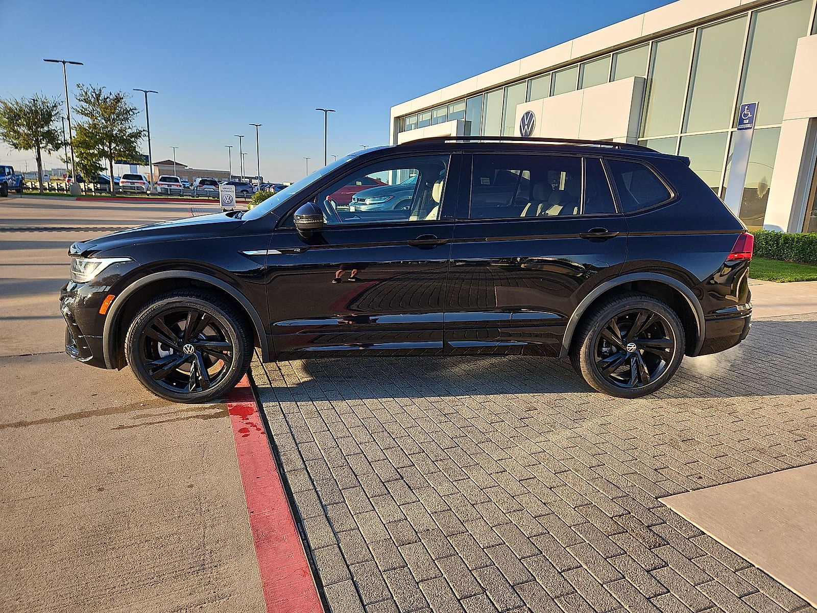 2024 Volkswagen Tiguan photo 5 of 22