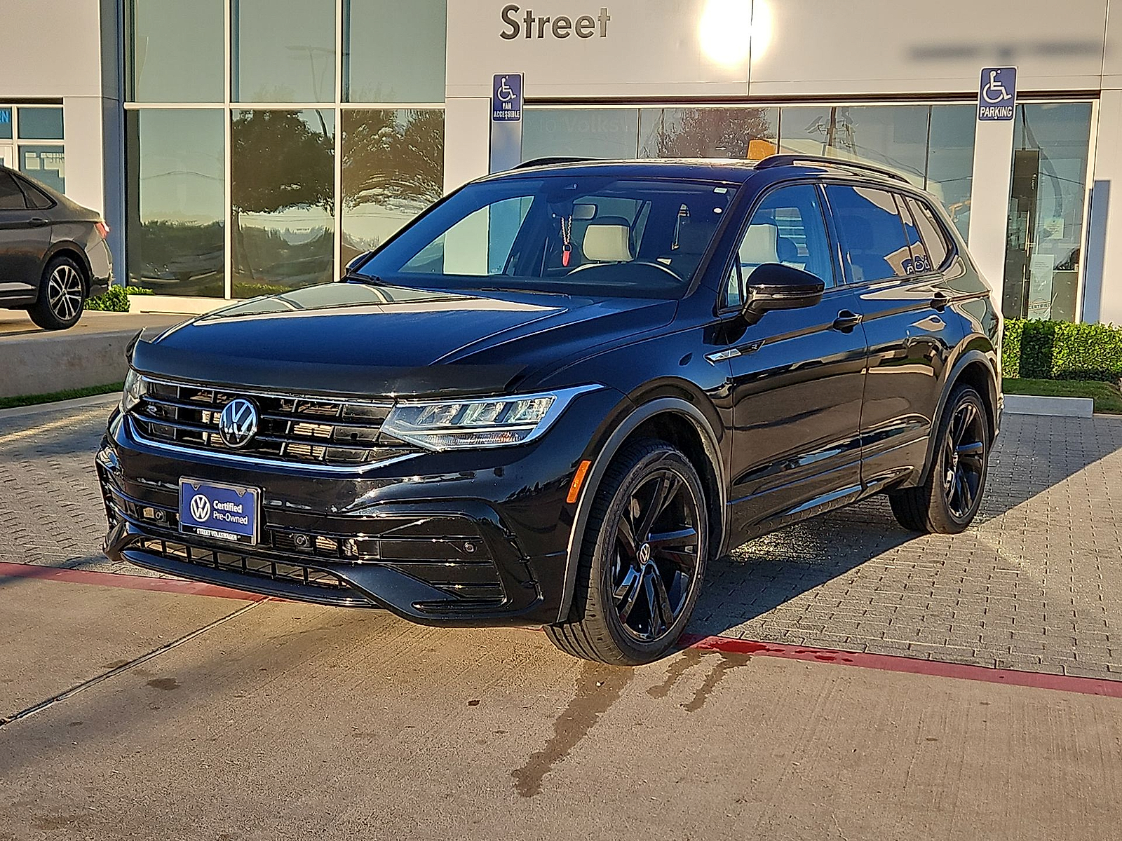 2024 Volkswagen Tiguan photo 4 of 22