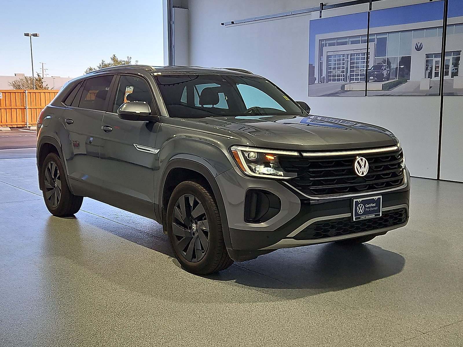 2024 Volkswagen Atlas Cross Sport photo 2 of 22