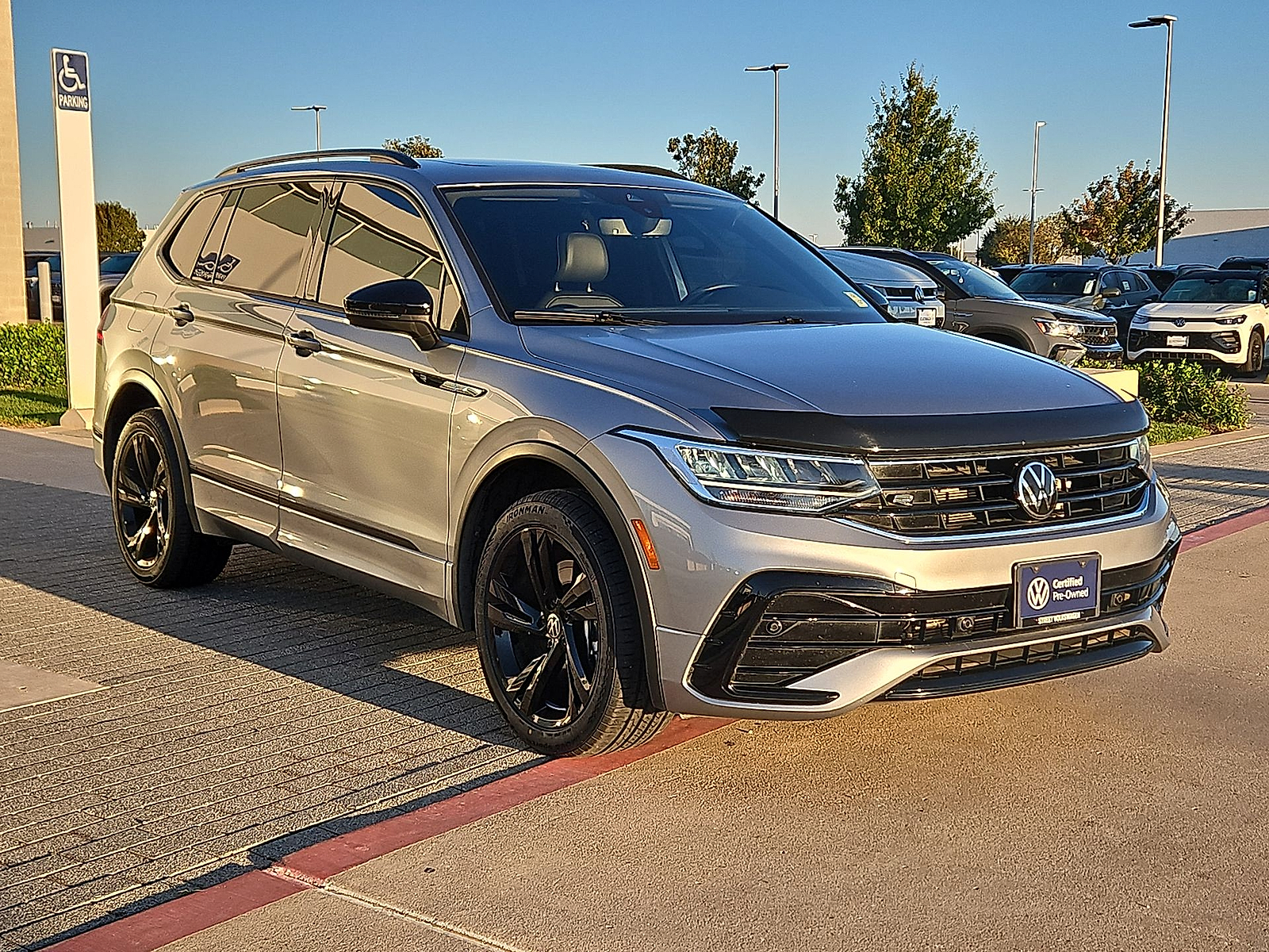 2024 Volkswagen Tiguan photo 2 of 22