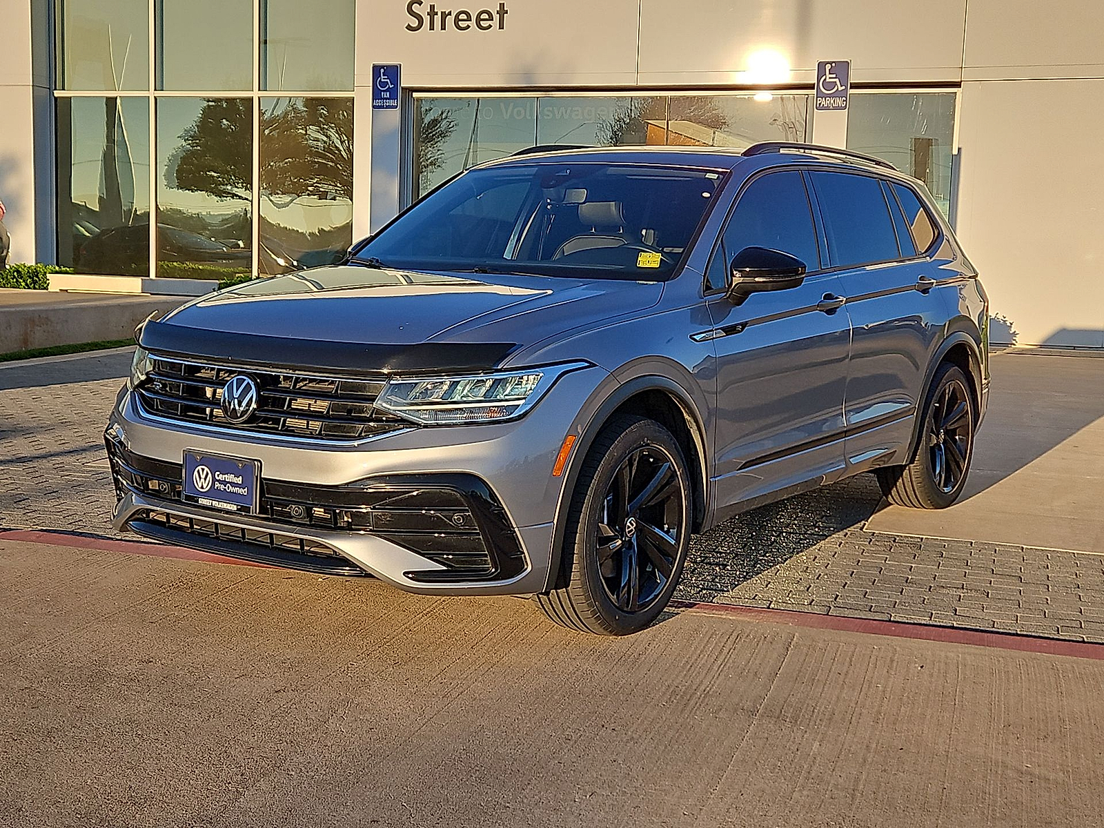 2024 Volkswagen Tiguan photo 4 of 22