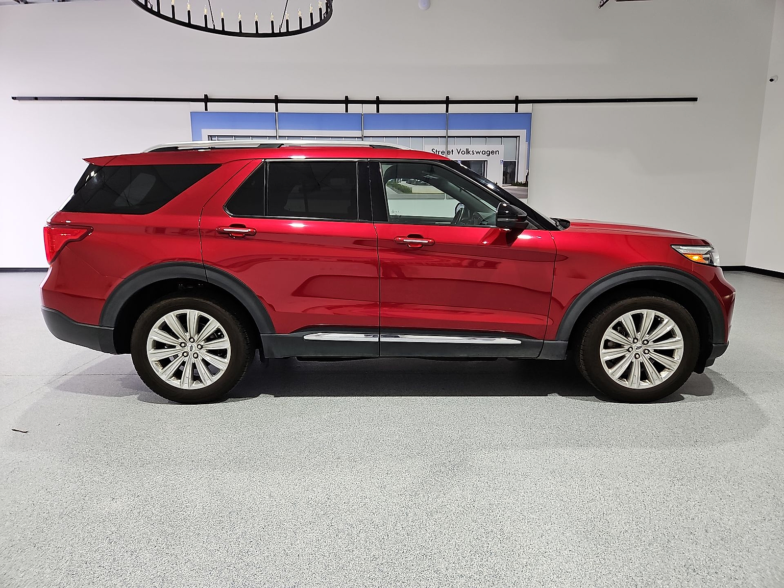 2020 Ford Explorer photo 9 of 22