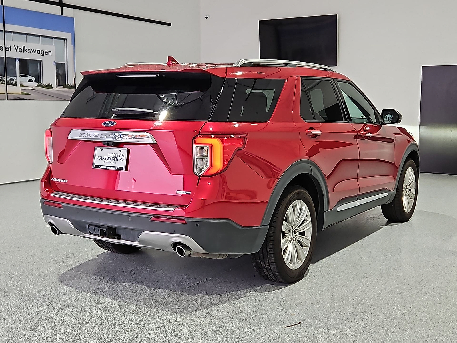 2020 Ford Explorer photo 8 of 22