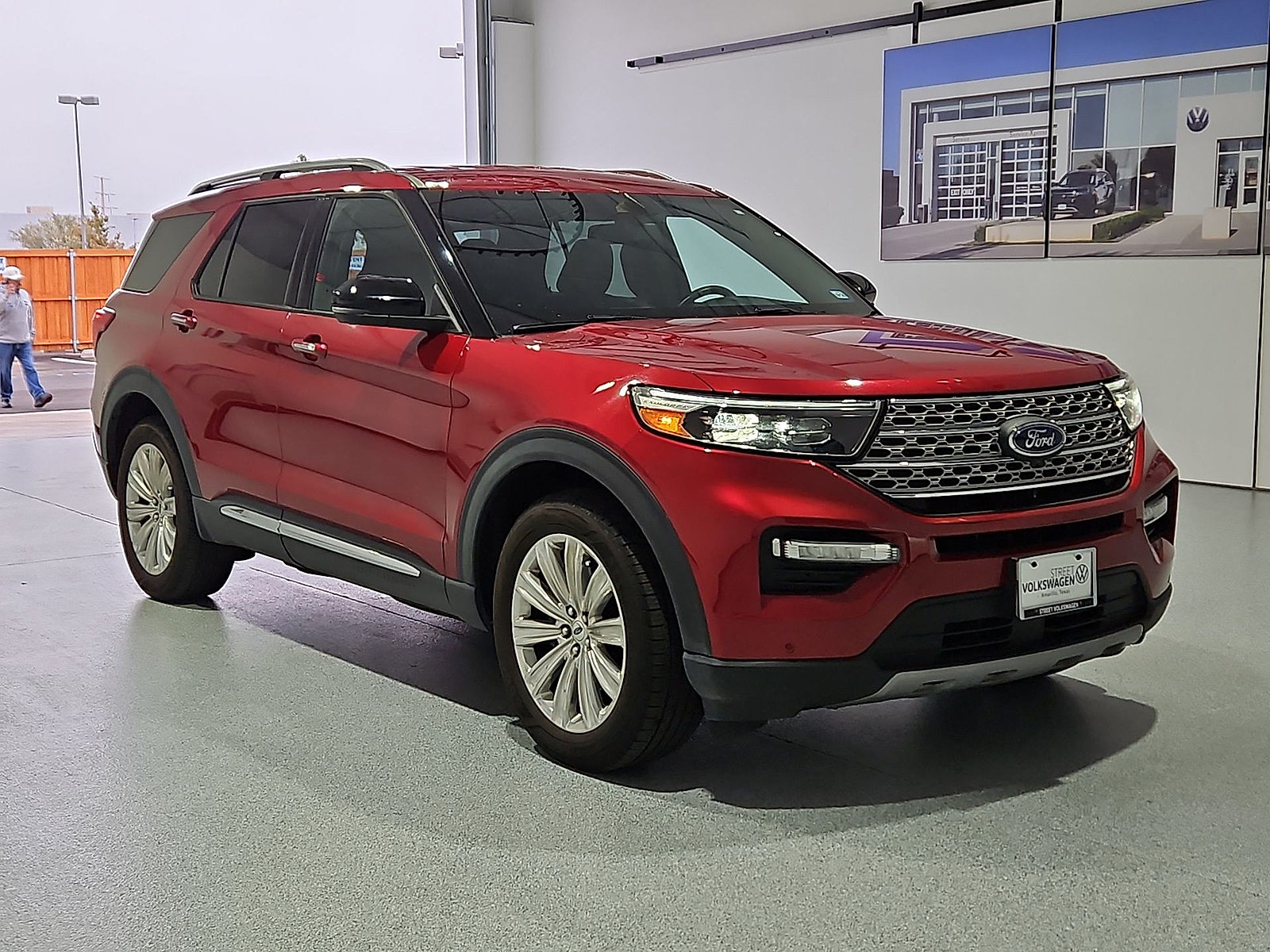 2020 Ford Explorer photo 2 of 22