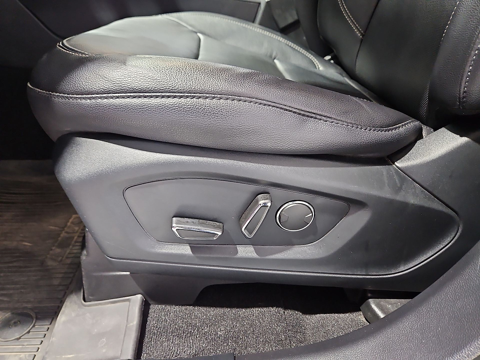 2020 Ford Explorer photo 17 of 22