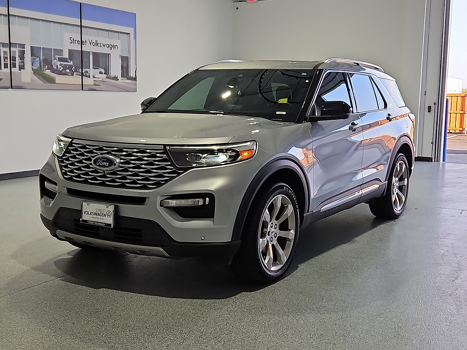 2020 Ford Explorer photo 4 of 22