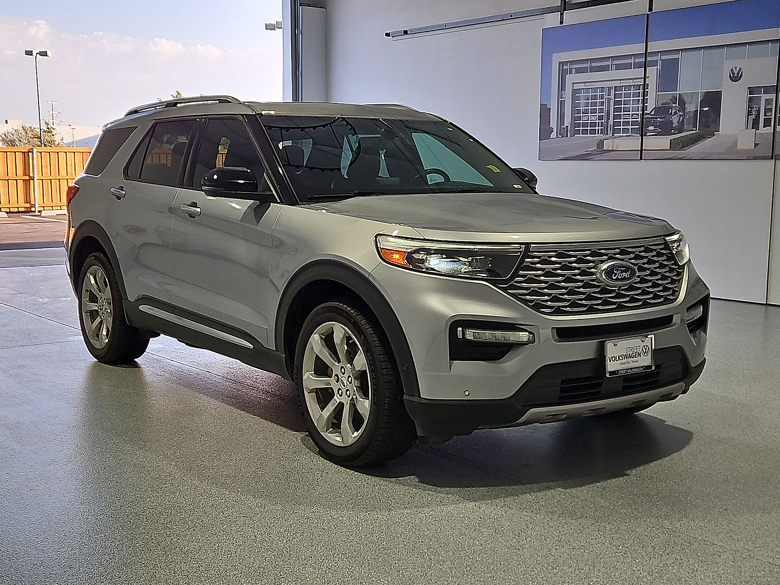 2020 Ford Explorer photo 2 of 22