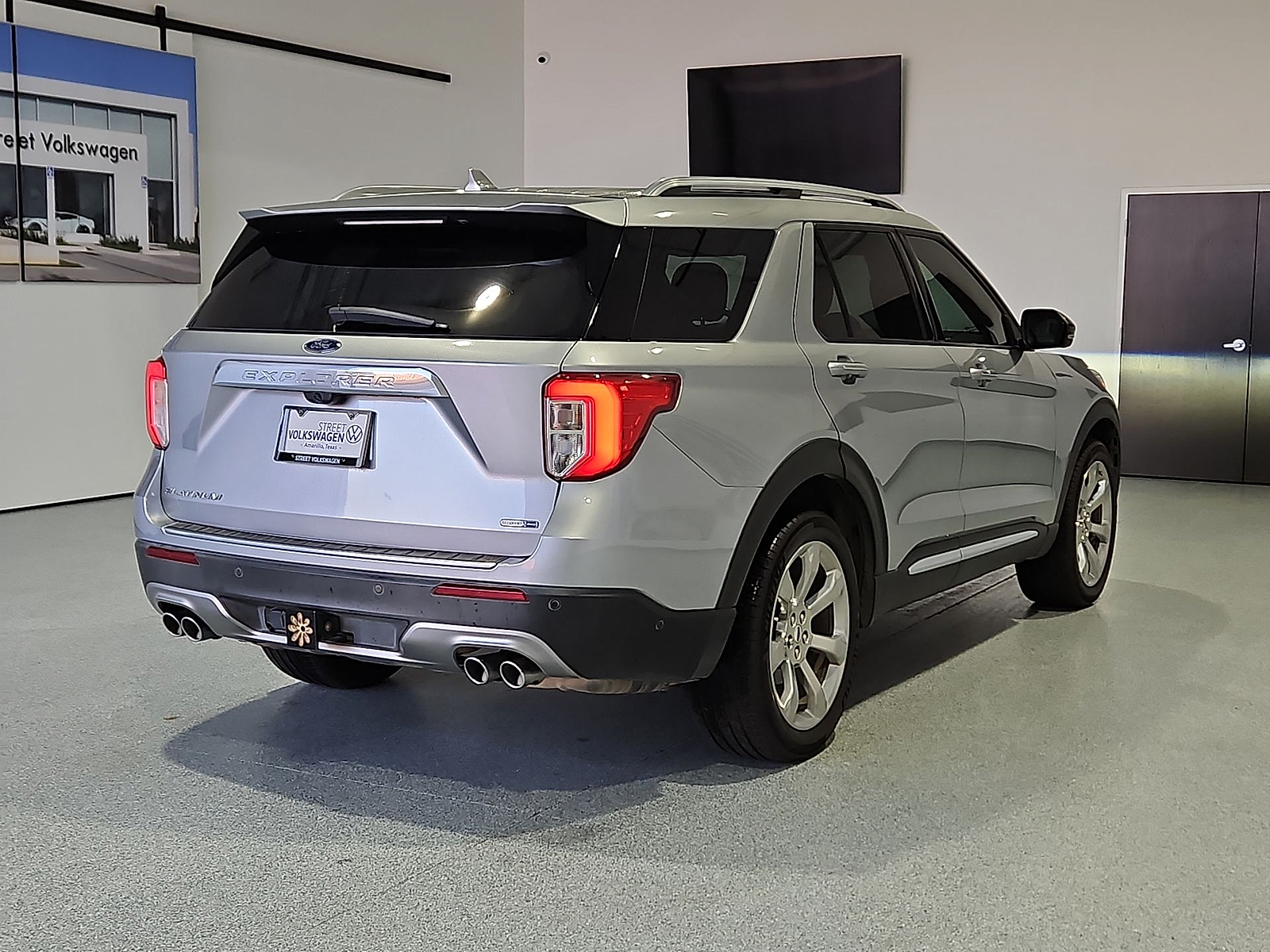 2020 Ford Explorer photo 8 of 22