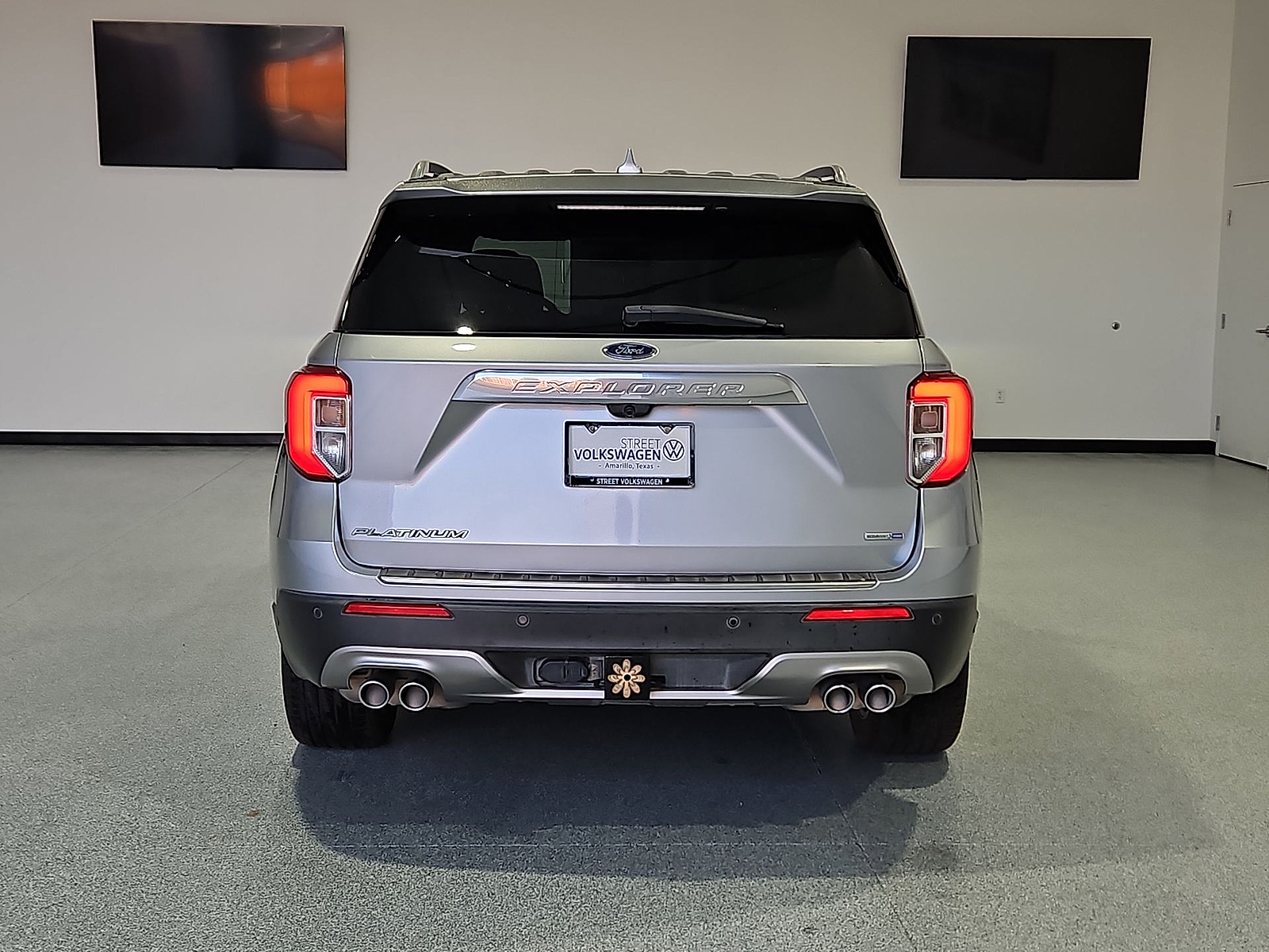 2020 Ford Explorer photo 7 of 22
