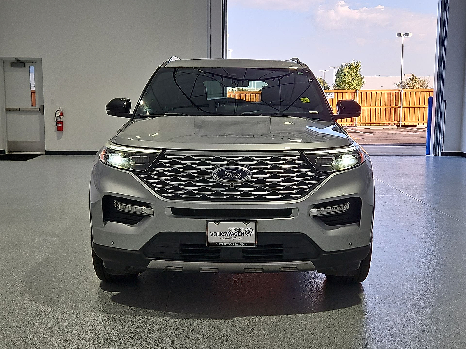 2020 Ford Explorer photo 3 of 22
