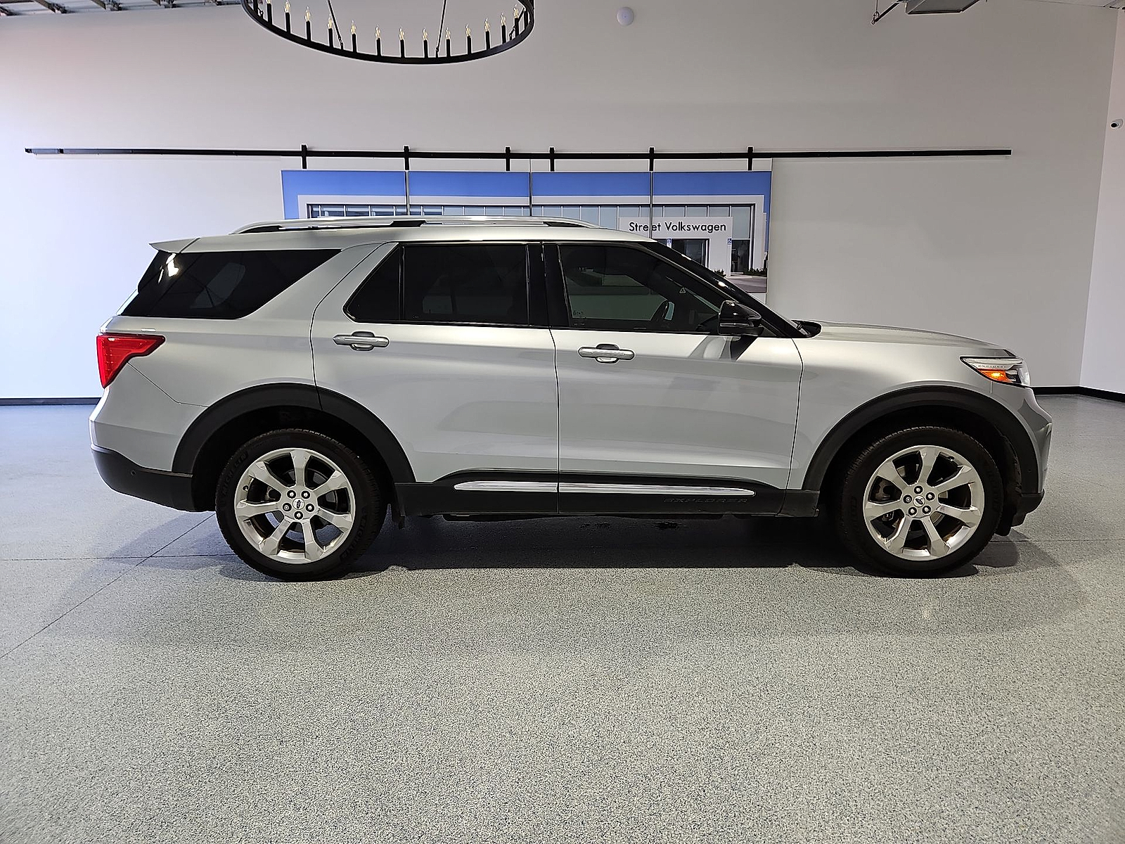 2020 Ford Explorer photo 9 of 22