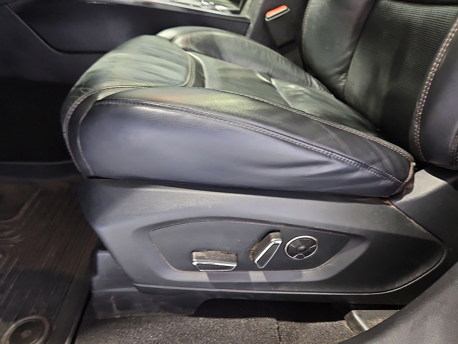 2020 Ford Explorer photo 17 of 22