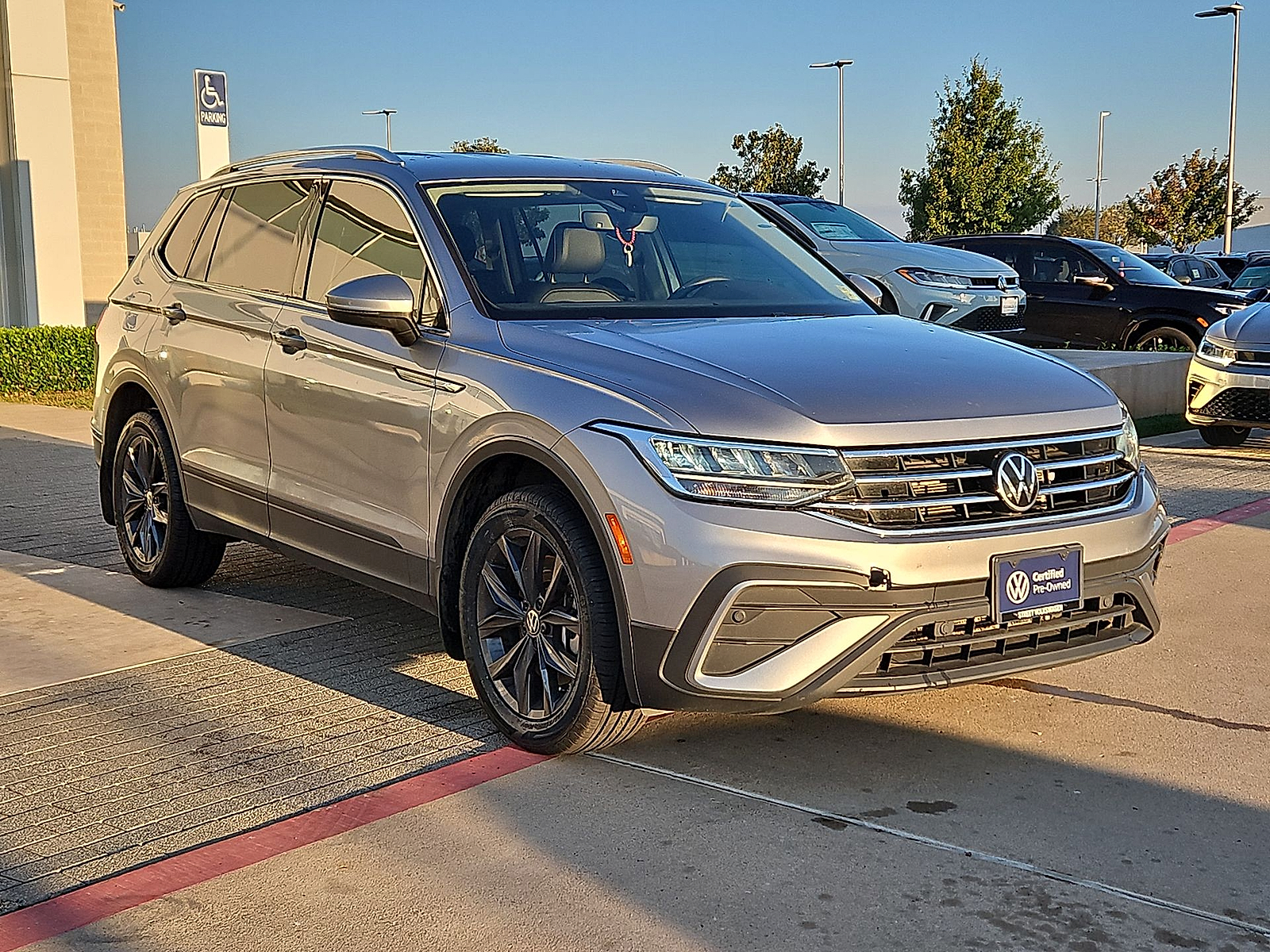2023 Volkswagen Tiguan photo 2 of 22